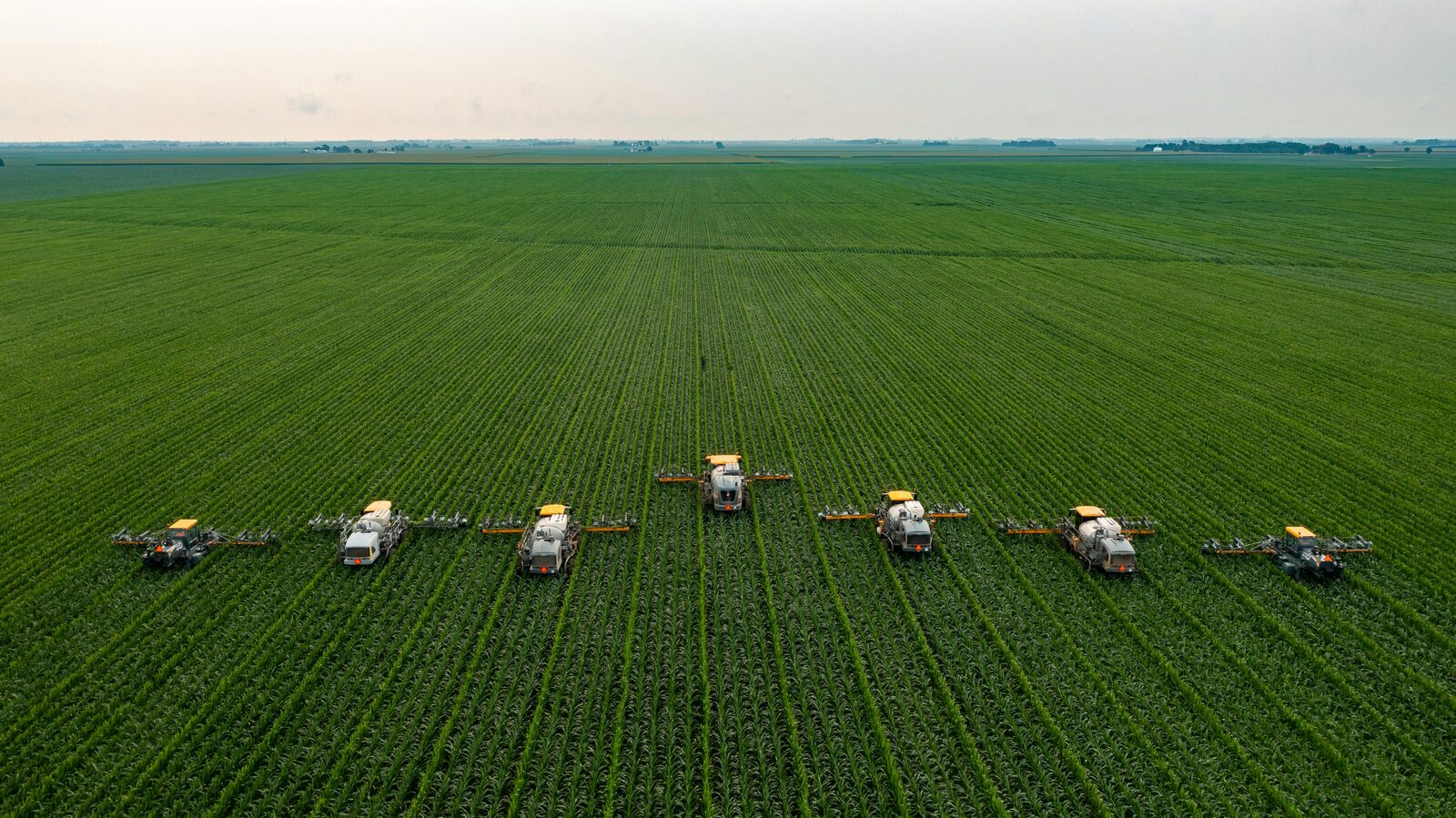 Maquinaria trabajando en un campo de cultivo extensivo